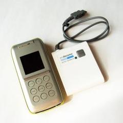 docomo SO903i ガラケー本体と補助充電アダプタ