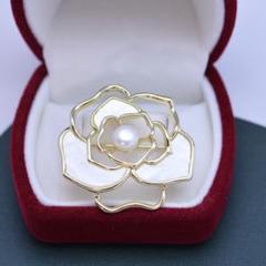 再入荷♡　ホワイト　ゴールド　花　ブローチ　コサージュ　フォーマル　高級感