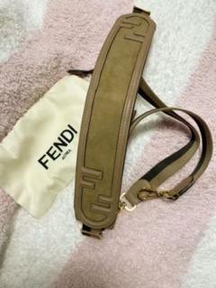 A1415D1 FENDI ファーチャーム モフモフ 白黒 - メルカリ