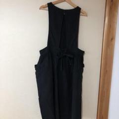 サイドにポケットもあり、シャツでもカットソーでも合わせやすいです