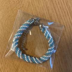 ハンドメイド 水色と白のブレスレット
