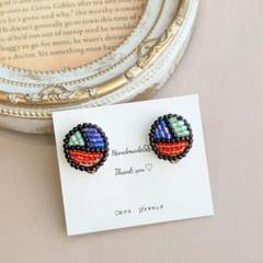 ハンドメイドイヤリング　ビーズ刺繍　ステンドグラス風