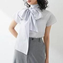 【2025年最新】大人気ブランドの人気アイテム  美品 Whim Gazette シアーボウブラウス ブルーストライプ - メルカリ トップス