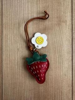 いちご型キーリング 花モチーフ付き