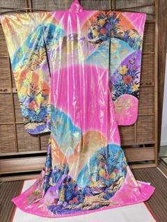 大振り袖　裾綿入れ　舞台衣装　ポリエステル　蛍光ピンク　花山蝶　レインボー 大振り袖裾綿入れ舞台衣装ポリエステル蛍光ピンク花山蝶レインボー