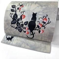 【着】19884o九寸名古屋帯　オリジナル　太鼓柄　苺唐草にネコ　正絹　猫　着物 着】19884o九寸名古屋帯 オリジナル 太鼓柄 苺唐草にネコ 正絹