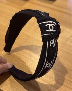 CHANEL / シャネル　ロゴヘアバンド　ヘッドバンド　ヘアアクセサリー 25S新作☆》CHANEL カチューシャ ヘアバンド ブラック CCロゴ