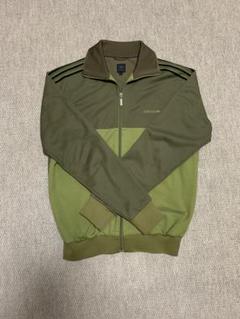adidas カーキトラックジャケット adidas アディダスオリジナルス トラックジャケット」に該当する