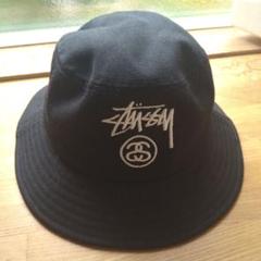 Stussy バケットハット 黒とベージュ 編み込み模様 Stussy バケットハット 黒とベージュ 編み込み模様