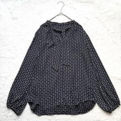 【美品】La Totalite バックサテンチェーンプリントブラウス　ボウタイ