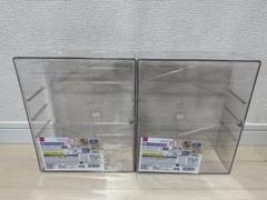 壁にかけられるクリアスタンド3段
