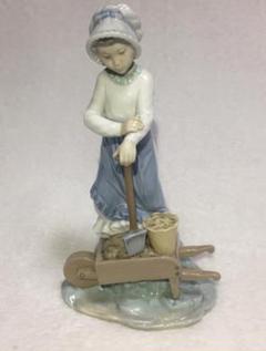 リアドロ少女と動物の陶器像花畑