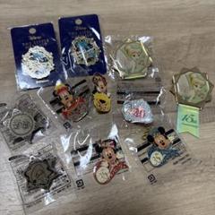 【レア物】ディズニー　2005年クリスマス　ミッキー　ミニー　ピンバッジ ディズニー ミッキー&ミニー クリスマスピンバッジ 未使用品