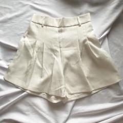 white short pantsのサムネイル