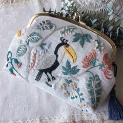 熱帯の鳥のがま口ポーチ 手刺繍 ハンドメイド 熱帯の鳥のがま口ポーチ 手刺繍 ハンドメイド - メルカリ