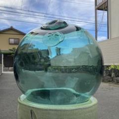 ガラス浮き玉北洋硝子製を示す「北」の刻印が入っています。 ガラス浮き玉北洋硝子製を示す「北」の刻印が入っています。