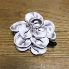 ベージュ サテン 花型バレッタ バナナクリップ