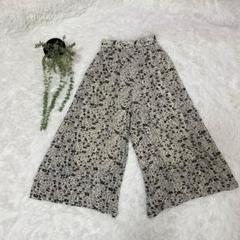 【美品】小花柄　総柄　プリーツ　パンツ　お洒落　涼しげ　ガウチョ　裏地付きのサムネイル