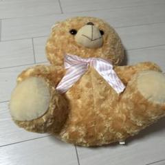 ベージュのぬいぐるみ、ストライプリボン付き
