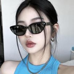 ★数量限定★UVカットサングラス　黒縁　ユニセックス　韓国　三角　キャットアイ