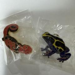 毒展　ピンバッジ　アカハライモリ　ヤドクガエル