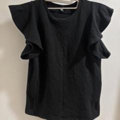 フリル付き黒ノースリーブトップス