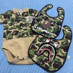 入荷now 口コミ BAPE kids迷彩柄ロンパースとビブセット - メルカリ ロンパース・カバーオール