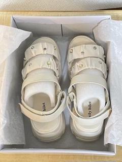 mily bilet ビジュー付き厚底サンダル　23.5センチ　白　新品のサムネイル