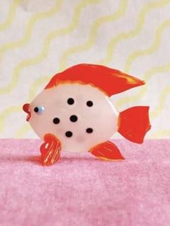 ガラス製の魚の置き物