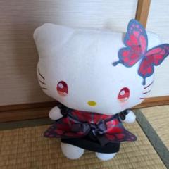 蝶々の妖精になった「ハローキティ」たちのぬいぐるみ