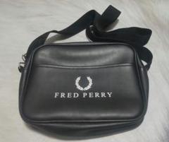 Fred Perry クラシック　ショルダーバッグ 黒　エナメル調　y2k Classic Shoulder Bag／クラシックショルダーバッグ（ショルダー