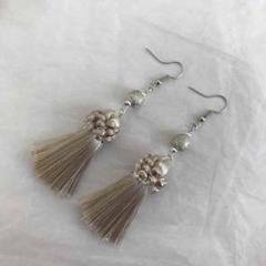 ハンドメイド ピアス・イヤリング(アンティークタッセル ベージュ)