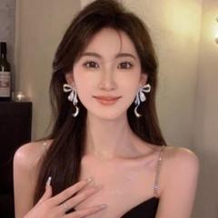 【新品未使用】リボン　ピアス　きらきら　レディース　韓国　高見え