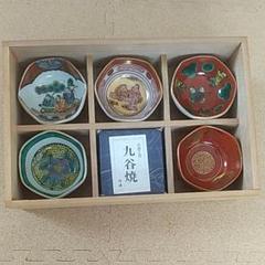 九谷焼　時代　盃セット　共箱　タカチ　東①さ5-0405② 九谷焼・晩酌》 組盃・時代絵～九谷焼歴代画風（食器・化粧箱入