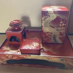 赤い漆器セット 金箔装飾 重箱、お屠蘇 取り皿 台付 - メルカリ