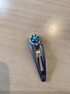 紫色の金属製ヘアピン