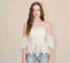 店内商品がすべてレジにて半額！！ yilon イロン メルカリ - IVORY BLOUSE OFFSHOULDER BIJOU トップス