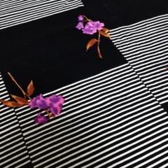 生地 黒白ストライプ 紫花柄