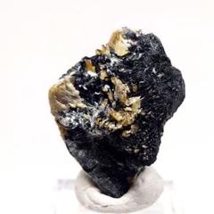 【43g】スフェーン on エジリン輝石 母岩付 鉱物標本