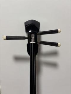 (送料無料)12.980円　沖縄三線専用　黒棹カラクイ、糸掛け、唄口三種弦セット ゆい（結）三線セット】沖縄三線本皮・真嘉比三線棹・黒塗り