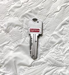 Supreme 弾薬型キーホルダー ナイフ付き 新品・未開封 新品 Supreme knife keychain キーホルダー a - メルカリ