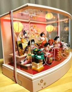 ひな祭り 高級 雛人形飾 ガラスケース入り 装飾ライト付 オルゴール付 送料込 雛人形レンタル】岸人形 桜流水-五人飾り（ガラスケース） | 福