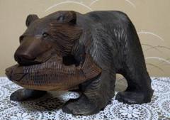 木製クマの彫刻 魚を咥えたデザイン