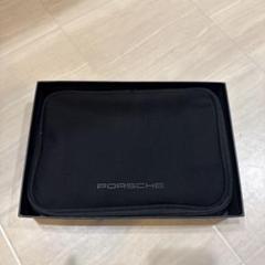 ポルシェ　ロゴが入った黒いファスナー付きケース