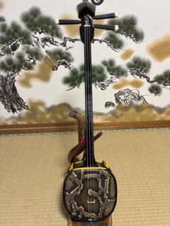 美品 沖縄三線 本蛇皮 スンチー塗り 知念大工 チニンデーク 琉球 民族楽器 美品 沖縄三線 本蛇皮 スンチー塗り 知念大工 チニンデーク 琉球