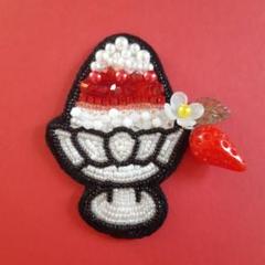 いちごミルクかき氷　ブローチ