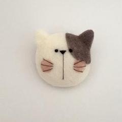 ねこ（白•グレー） ブローチ 羊毛フェルト ハンドメイド