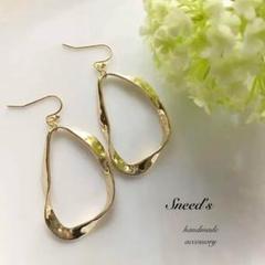 ▪ゴールド変形オーバルリングチャームピアス/イヤリング