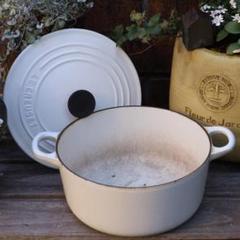 【未使用】人気ホワイト　ルクルーゼ　ココットロンド22cm Amazon｜ル・クルーゼ(Le Creuset) 鋳物 ホーロー 鍋