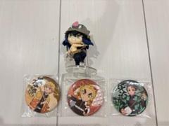 鬼滅の刃 伊之助のフィギュアと竈門炭治郎、 我妻善逸、煉獄杏寿郎の缶バッジセット